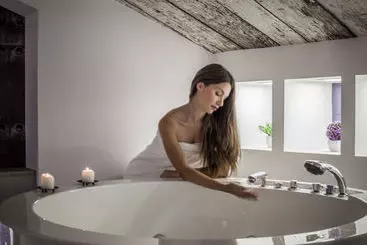 ホテル Emphasis Suites & Rooms