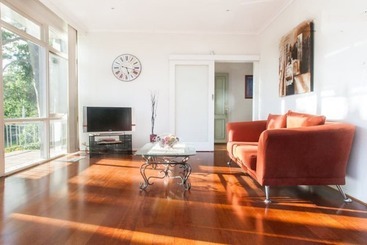 דירות לתיירים Eltham Retreat