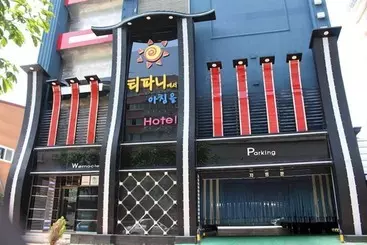 Breakfast At Tiffany S Motel