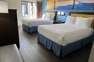 בית מלון כפרי Days Inn & Suites By Wyndham Tampa Ybor City