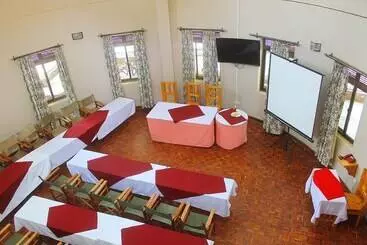 Hotel Bunyonyi Safaris Resort