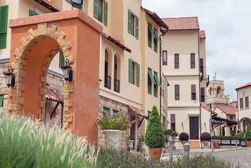 בית מלון כפרי Toscana Town Square Suites