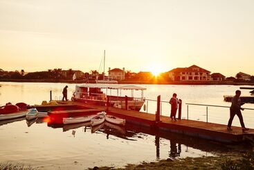 شقة First Group Port Owen Marina