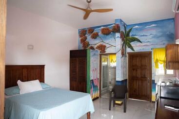 پانسیون Roots Bamboo Beach Resort