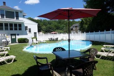 Claddagh Motel & Suites