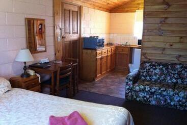 Twelve Apostles Motel & Country Retreat