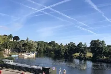 فندق The Riverside Inn