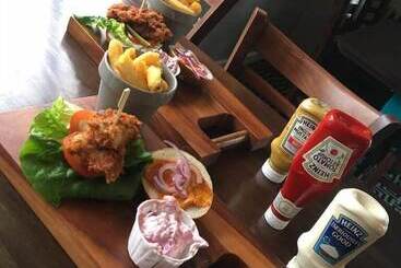 בית מלון כפרי The Riverside Inn