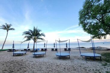 Three Trees Samui Resort   Sarocha Villa