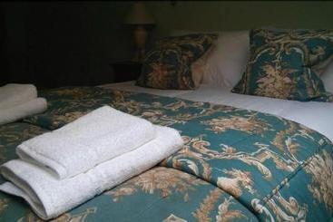 בית מלון כפרי The Geese And Fountain