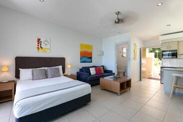 Отель Waterview Airlie Beach