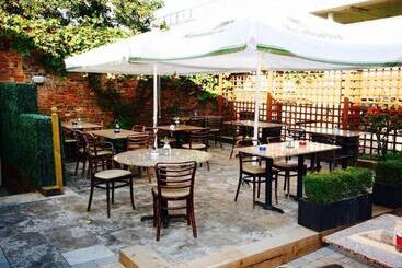 فندق Colchester Boutique