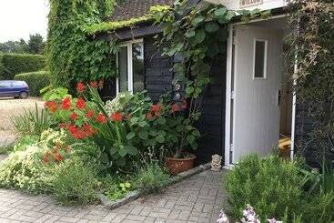 بنسيون Stable Oak Cottages