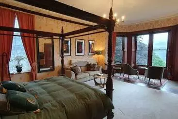 تختخواب و صبحانه Cader Suite At Penycoed Hall Incl Luxury Hot Tub