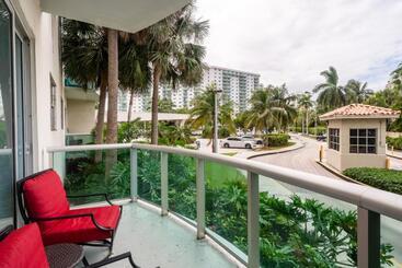 בית מלון כפרי Sunny Isles Ocean Reserve Condo Apartments