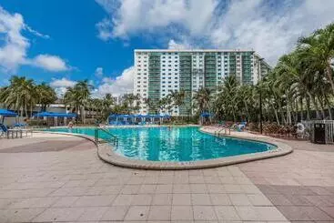 בית מלון כפרי Sunny Isles Ocean Reserve Condo Apartments