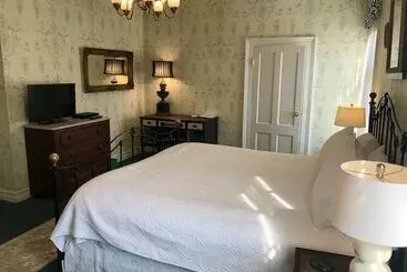 Bed and Breakfast Rogues Harbor Inn