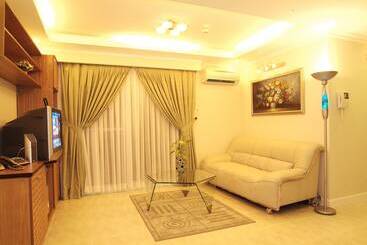 Golden Globe Apartment