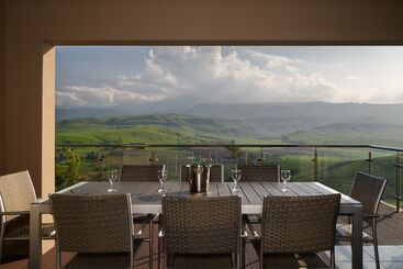 בית מלון כפרי Cayley Mountain Resort