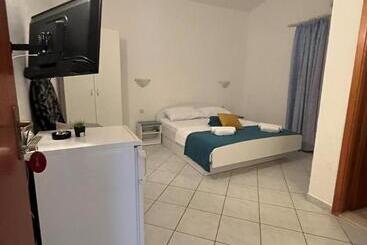 پانسیون Villa Bianca With Private Beach And Parking