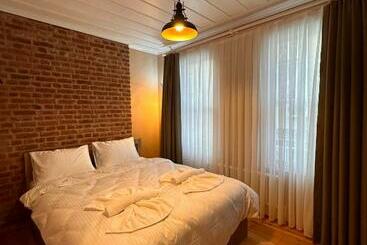 هتل Lovely History