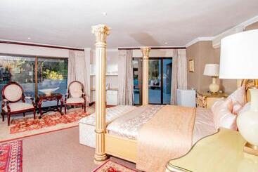 Hotel Bophirima Boutique