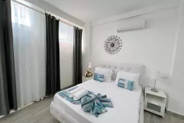هتل Vacation Studios With Rooftop Pool, Beach Club, Restaurants   Playa Los Corales