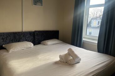 ホテル Irvine Riverside Guesthouse By Paymán Club