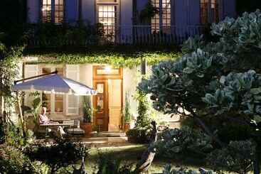 هتل La Porte Rouge  The Red Door Inn