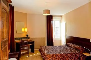 Otel Logis Hôtel L Amandier