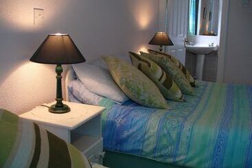 هتل The Waterfront House Country Home