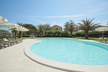 Отель La Cuccumella  Apartments