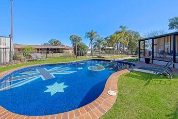 בית מלון כפרי Econo Lodge Savannah Park Tamworth