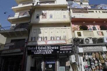 Hotel Udai Niwas By The Lake