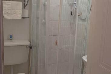 펜션 Glan Heulog Guest House