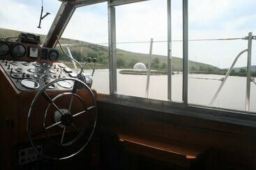 The Rose 37ft Lakeside Yacht With Hot Tub