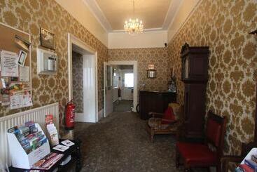 פנסיון Spring Garden Guest House