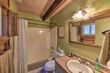 Mökkimajoitus Near Vineyards: Cabin W/ Hot Tub In Pollock Pines!