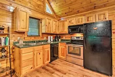 Mökkimajoitus Charming Pigeon Forge Cabin W/ Private Hot Tub!