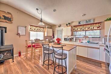 بيت ريفى High Country Hideaway W/ Fire Pits & Grill!