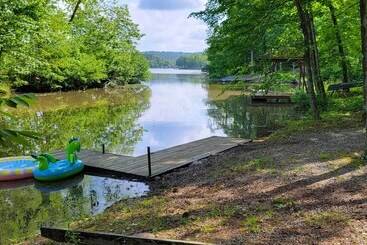コテージ Kayaks & Boat Dock: Lakeside Hot Springs Retreat