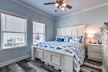 Mökkimajoitus Luxe Stilted Home W/ Kayaks: Walk To Beach