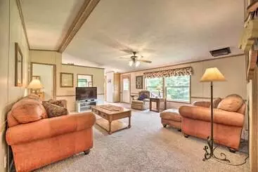 Mökkimajoitus Mountain Escape: Home W/ Deck, Fire Pit, Yard