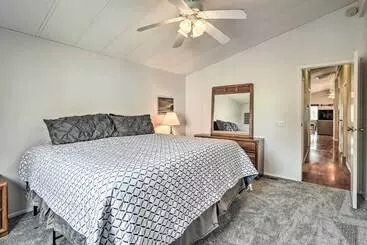 Mökkimajoitus Sun Dappled Az Abode W/ River & Mtn Views!