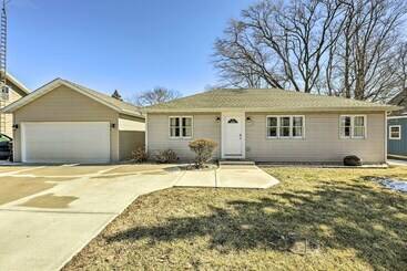 بيت ريفى Twin Lakes Escape W/ Deck < 1 Mi To Beach!