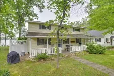 Mökkimajoitus Waterfront Cable Lake Cabin W/ Grill!