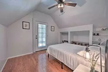 Mökkimajoitus Whispering Pines Home: Fire Pit, Near Scenic Hikes