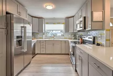 コテージ Bright Bungalow With Porch: Walk To Ormond Beach!