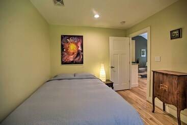 Charming Cottage W/ Deck: Mtn + Lake Views!