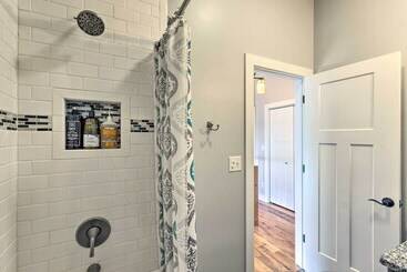 Сельский дом Downtown Brevard Retreat With Fire Pit & Deck!